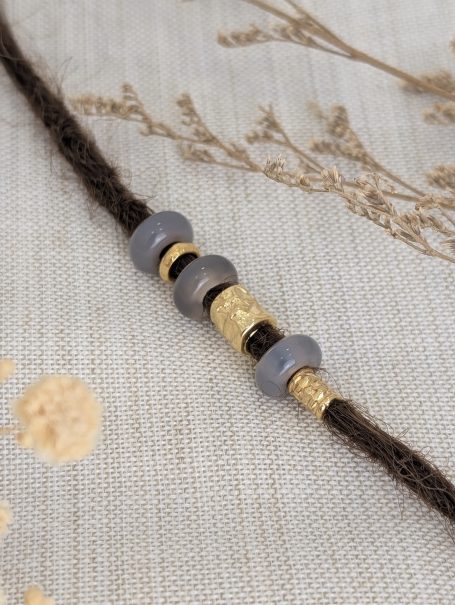 Dreadperlen mit Edelstein und vergoldeten Perlen für individuellen Dreadlock Schmuck