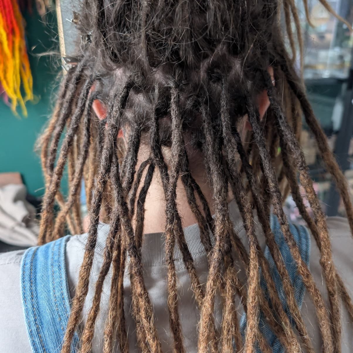 Professionelle Dreadlock Ansatzpflege mit der Crochet-Technik