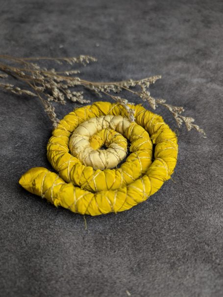 Handgemachte Dreadspiralen aus Stoff mit Draht für Dreadlocks als alternative für große Haargummis