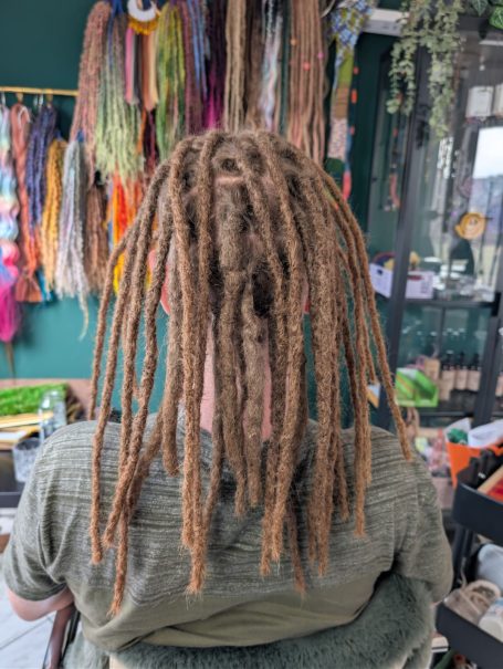 Individuelle Dreadlock-Erstellung passend zur Haarstruktur und gewünschten Dreadlock-Größe