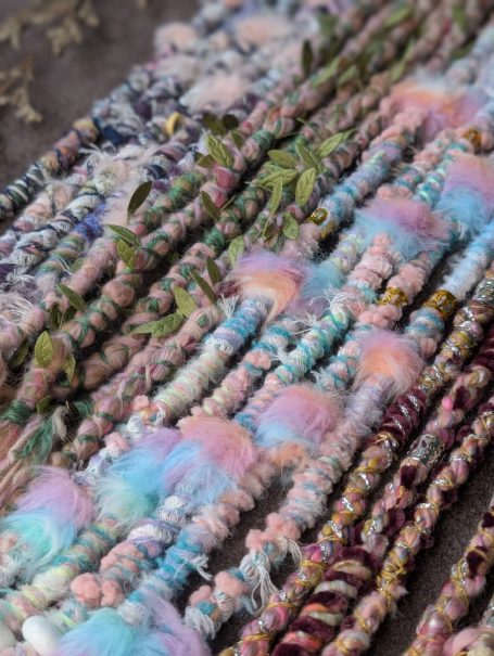 Handgemachte Dreadwraps aus Wolle als Haarschmuck für Dreadlocks