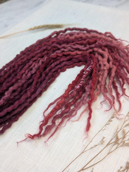 Bunte Woll-Dreads aus Schafwolle als temporäre Haarverlängerung und Haarschmuck