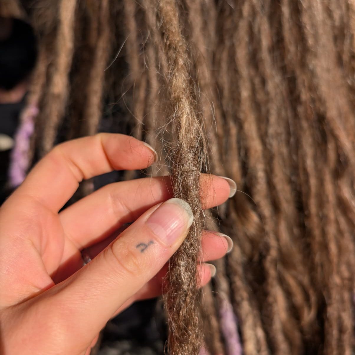Dreadlock Reparatur und Pflege bei lockeren Ansätzen und herausstehenden Haaren