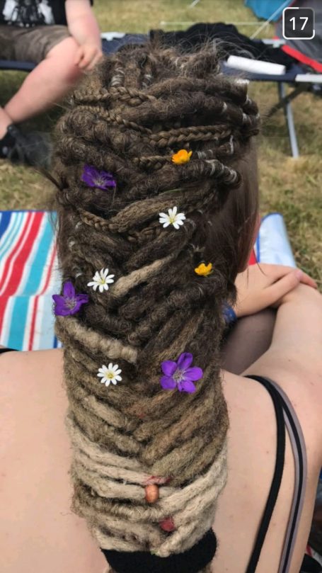 Synthetische Dreads eingeflochten in sehr kurzem Haar