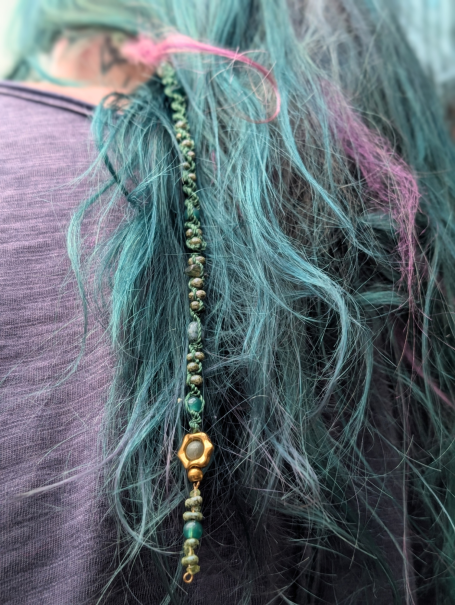 Dreadlock Schmuck aus Wolle in natürlichen Farben und einzigartigen Strukturen