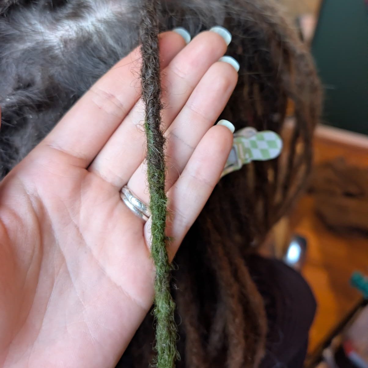 Dreadlock Verlängerung mit synthetischen Henlon Extensions